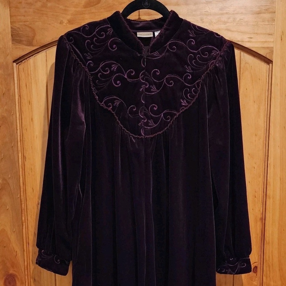 Delicates Womens VTG Med Purple Velvet Velour Zip Pullover Long Robe Embroidered
